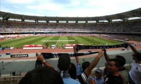 Estádio San Paolo em Napoles (78 mil lugares)