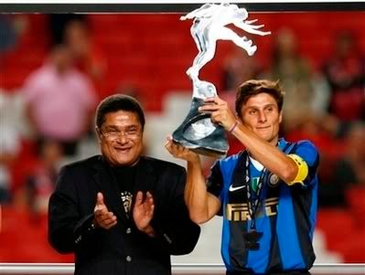 Zanetti levantava o troféu pelas mãos de Eusébio
