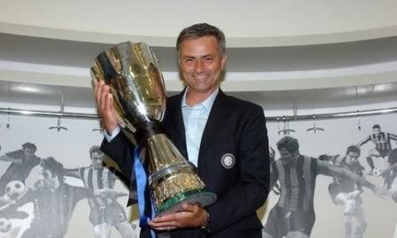 Mourinho com o seu primeiro troféu em Itália