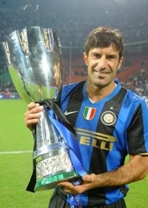 luis_figo_taca_supertaca_italia_200.jpg Figo ajudou Inter a vencer Supertaca image by desportugal_album