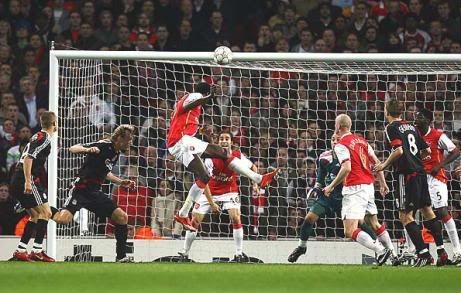 Adebayor fazia o 1-0 para o Arsenal