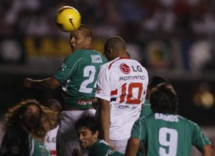 Adriano (10) desencantou na Libertadores