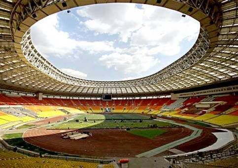 Estadio Olimpico Luzhniki em Moscovo passa relva sintetica para natural
