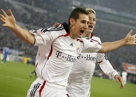Klose festejava golo do Bayern em Gelsenkirchen