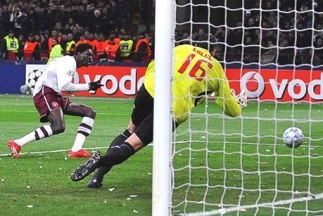 Adebayor marcava 0-2 do Arsenal em Milao