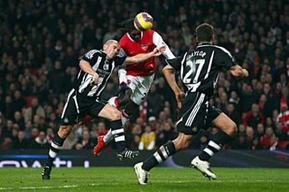 Adebayor marcava para o Arsenal frente ao Newcastle