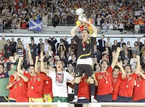 Casillas levanta troféu de Campeão da Europa