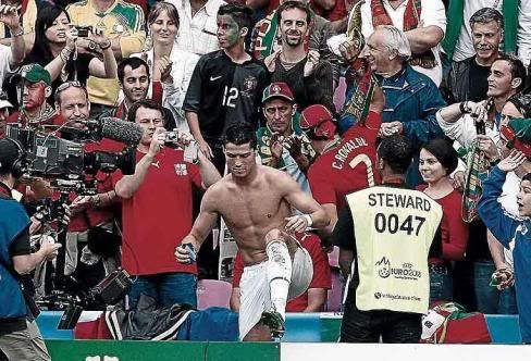 Ronaldo festeja entre os adeptos (lado direito ve-se Veloso)