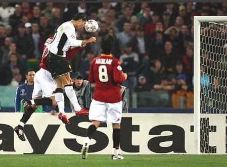 Cristiano Ronaldo voava para o primeiro golo do Manchester United em Roma