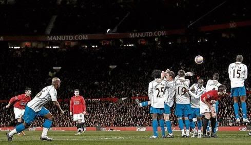 Cristiano Ronaldo marcava o livre que daria ao golo ao Manchester United