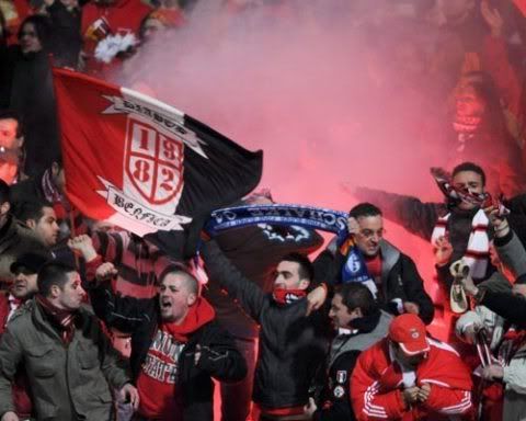 Festa dos adeptos pelo apuramento sofrido do Benfica na Alemanha