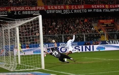 Suazo no momento do golo do Inter em Genova