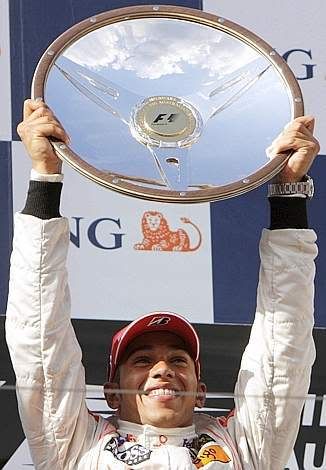 Hamilton levanta o trofeu de vencedor