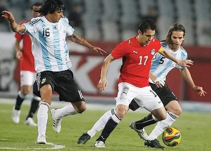 Lucho Gonzalez em acção pela Argentina no Cairo