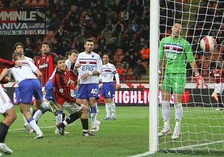 Paloschi marcava na derrota do Milan em casa