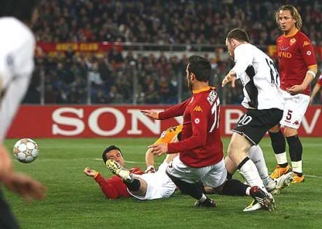 Rooney preparava-se para fazer o 0-2 em Roma