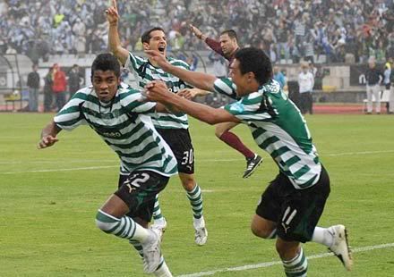 Rodrigo Tiui celebra golo frente ao FC Porto