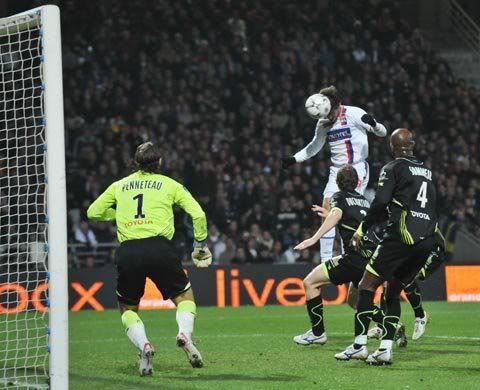 Juninho marca o 1º golo do Lyon sobre o Valenciennes