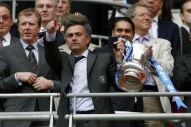 Mourinho conquistou o único título que lhe faltava em Inglaterra