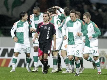 Werder Bremen goleou o Ajax por 3-0