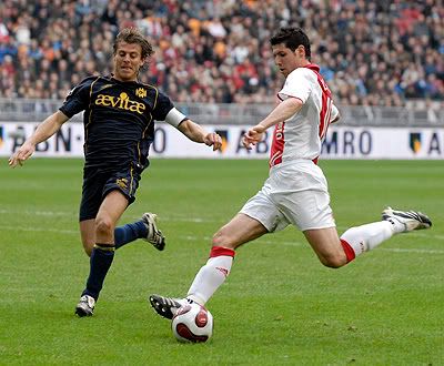 Ajax goleia Roda e assume liderança