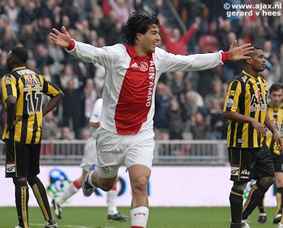 Ajax goleou e mantém liderança 