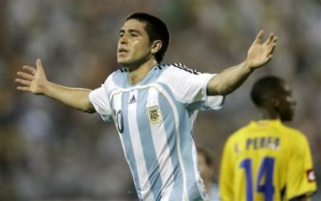 Riquelme foi a estrela argentina ao fazer dois golos