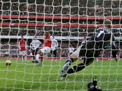 Arsenal regressou às vitórias com Gilberto a bisar , mas Manchester continua em 1º lugar .