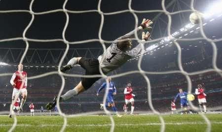Tiraço de Diaby no golo do Arsenal frente ao Steaua