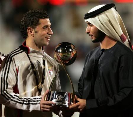 Simão recebe o troféu de 1º lugar no torneio do Dubai