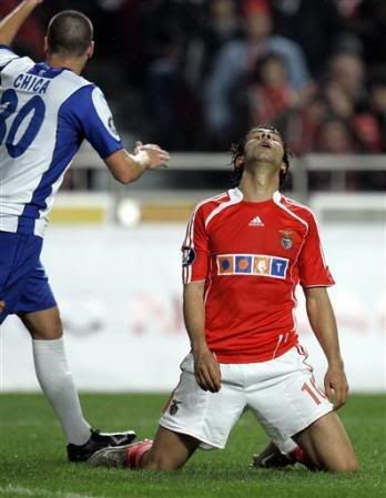 Rui Costa foi o rosto do desalento encarnado no afastamento da UEFA