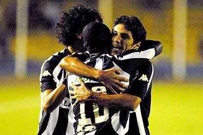 Botafogo venceu e segue na liderança