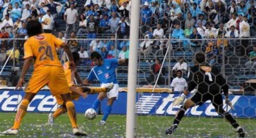 Chelito em acção pelo Cruz Azul frente ao Tigres de Kikin Fonseca