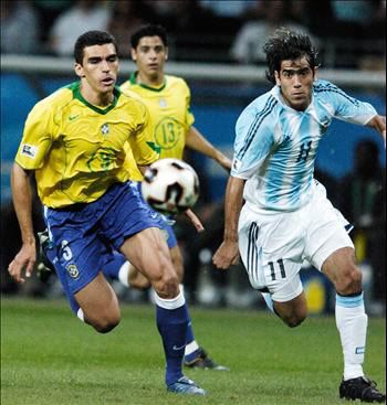 Ce´sar Delgado representando a Argentina - na imagem frente a Lúcio do Brasil