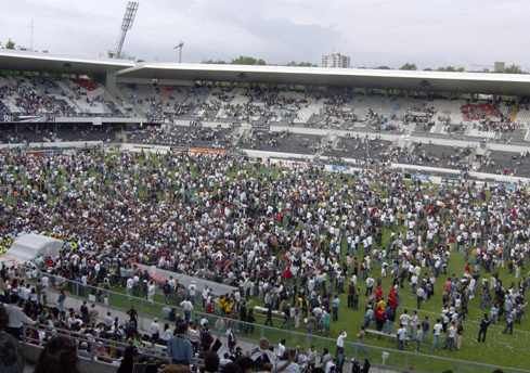 Invasão de campo na festa do Vitória de Guimarães que subiu à I Liga