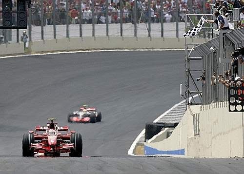 Kimi Raikkonen cortava a meta em 1º lugar no GP do Barsil de F1  (Home - Página Inicial do Desportugal)