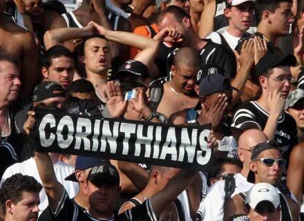 Fiel (claque do Corinthians) chorando pelo destino do clube - Segundona