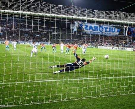 Lucho marcou de penalti o golo do Porto em Marselha (Home)