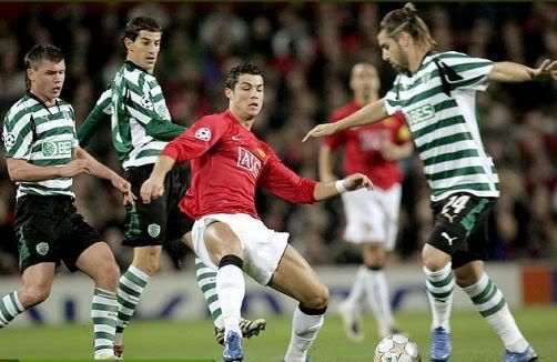 Cristiano Ronaldo rodeado de ex-colegas do Sporting