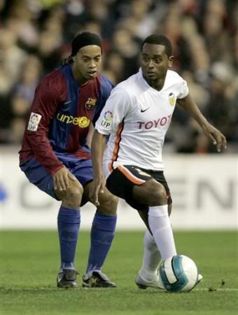 Miguel e Ronaldinho num duelo luso-brasileiro vencido pelo português