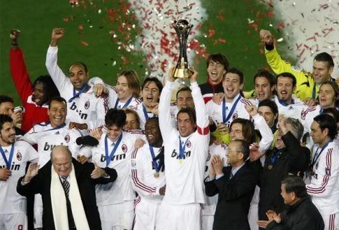 Paolo Maldini levanta a Taça de Campeão do Mundo de Clubes 2007