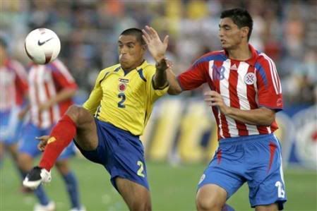 Paraguai de Oscar Cardozo (foto) goleou Colômbia por 5-0