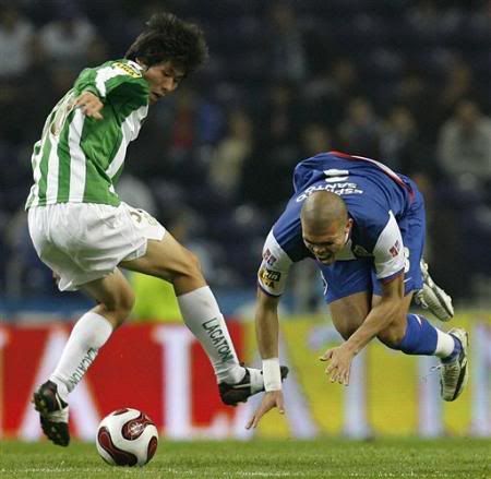 Momento em que Pepe se lesiona gravemente após choque com adversário