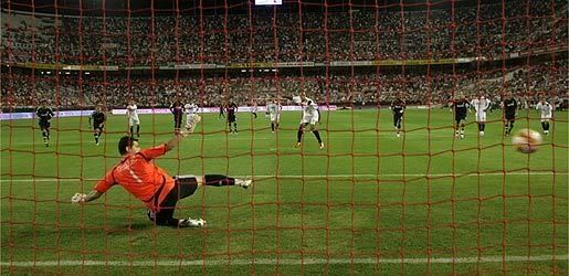 Luis Fabiano marcou o golo da vitória do Sevilha sobre o Real Madrid