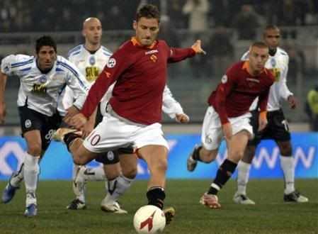 O Inter mantêm o 1º lugar , mas a AS Roma continua na perseguição e com um Totti em grande forma