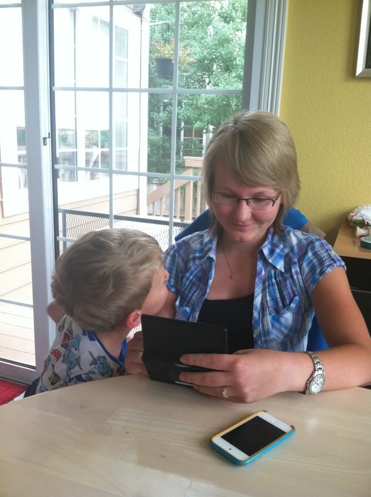 "Kika, I can have your DS?" "Kika, I can have your DS?"