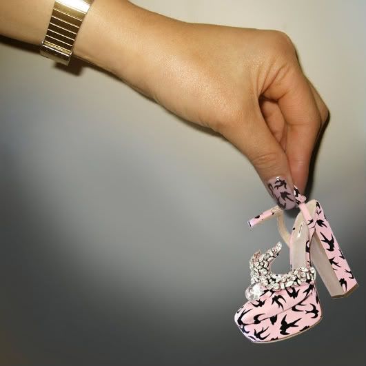 http://i120.photobucket.com/albums/o186/gerbear727/APRIL/4holdingshoe-1.jpg